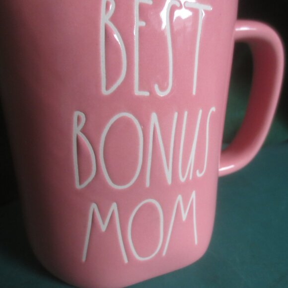 Brand New Rae Dunn 2.5 Cups Ceramic "Best Bonus Mom" Pink Cup Mug - Picture 2 of 8